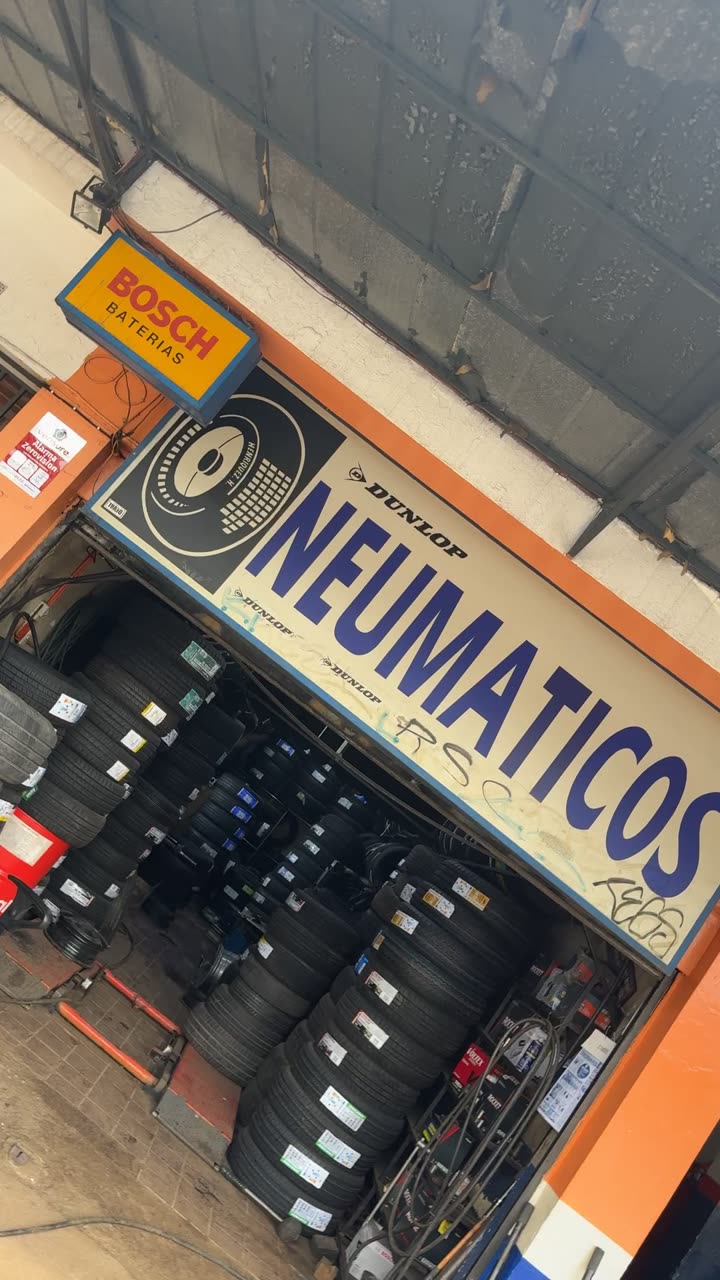 Letrero clásico de Neumáticos Holanda visto desde la vereda