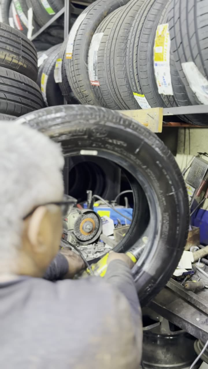 Montaje de neumático en máquina desmontadora